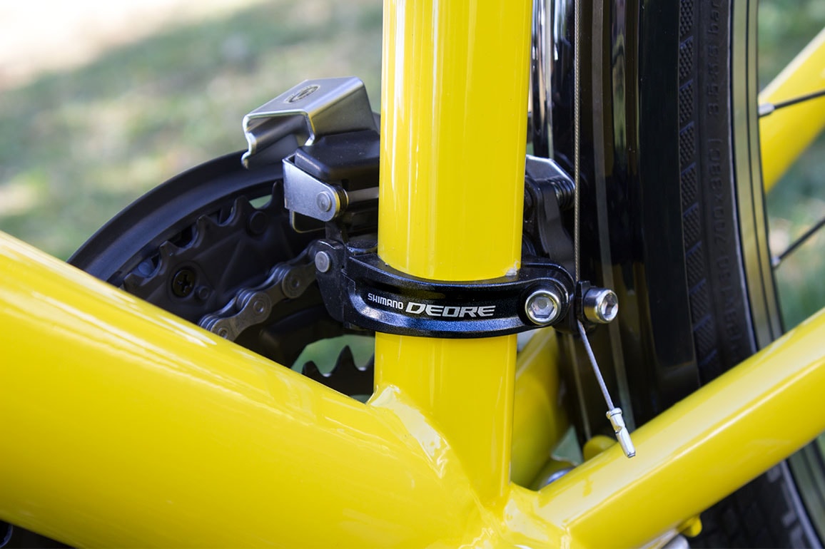 Front derailleur Shimano Deore on yellow comfort bikes for rental