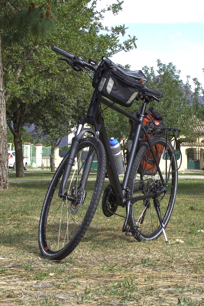 trekking-bike-cube-front-panniers-min Black cube bike 2018 front view