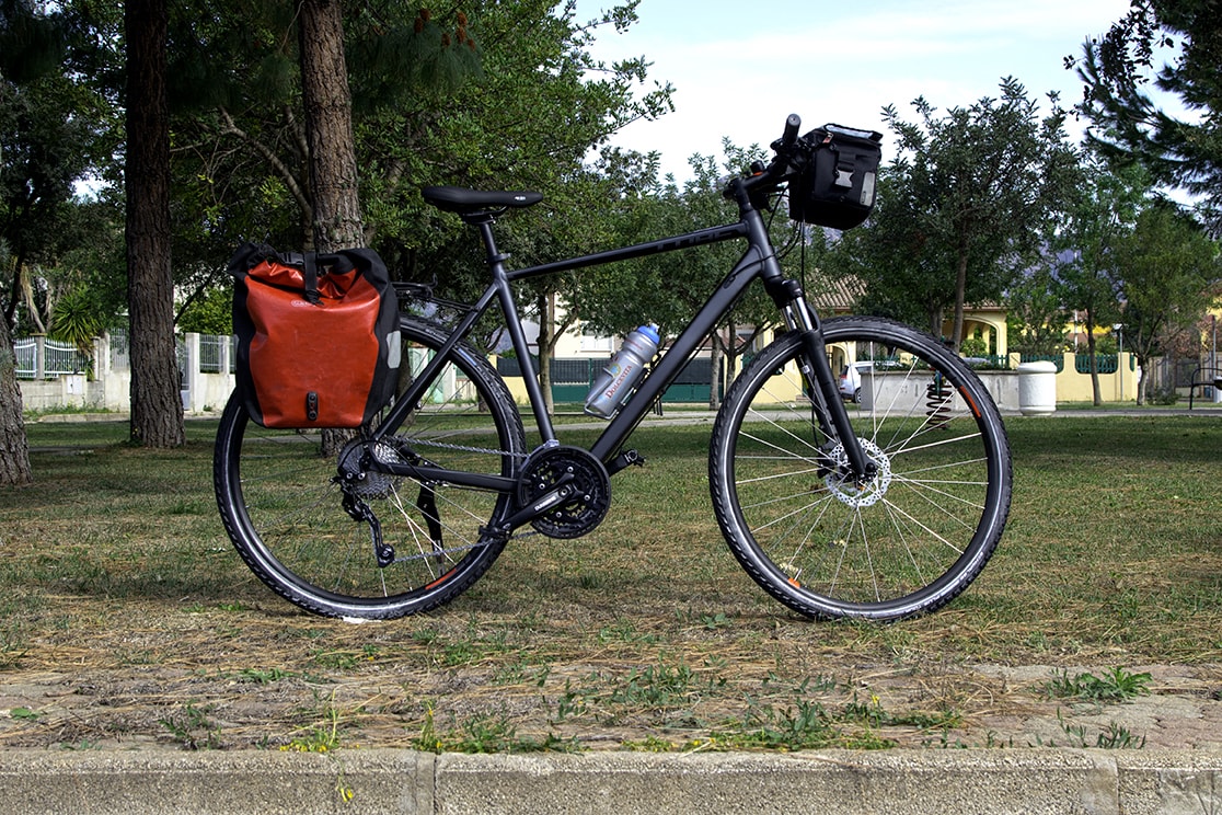 Trekking Bike Cube con le borse